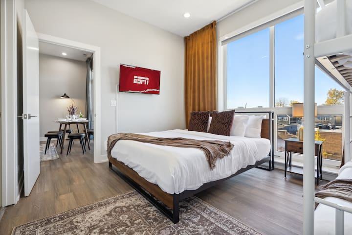 Bucktown Chicago Roof top Free Garage-P EV-charger gallery image 3