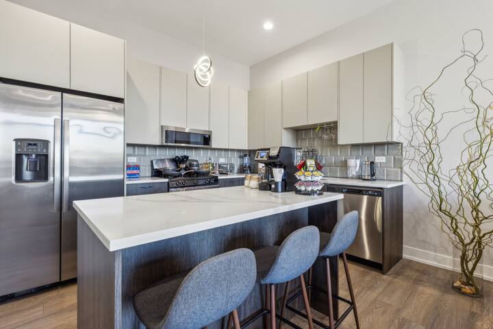 Bucktown Chicago Roof top Free Garage-P EV-charger gallery image 5