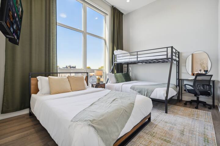 Penthouse•Skyline Views •10 min Downtown Sleeps 15 gallery image 4