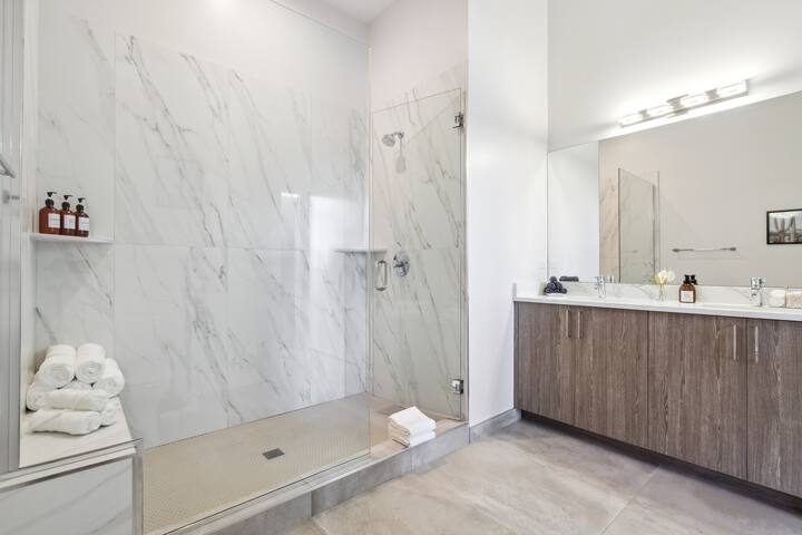 Penthouse•Skyline Views •10 min Downtown Sleeps 15 gallery image 5