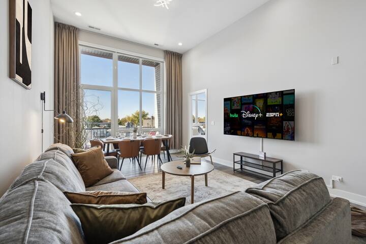 Penthouse•Skyline Views •10 min Downtown Sleeps 15 gallery image 3