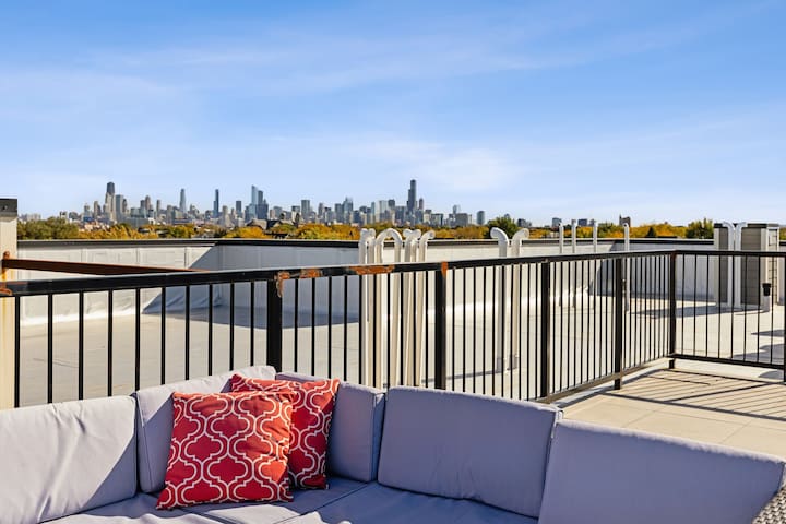 Penthouse•Skyline Views •10 min Downtown Sleeps 15 gallery image 2