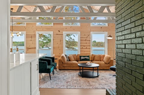 Hot Tub, Lake Views, Game Room, Kayaks, Cozy Vibes