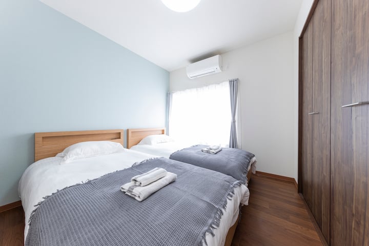 Chambre lumineuse et aérée avec deux lits confortables, des draps frais et un grand placard. Parfait pour un séjour reposant en famille ou entre amis.