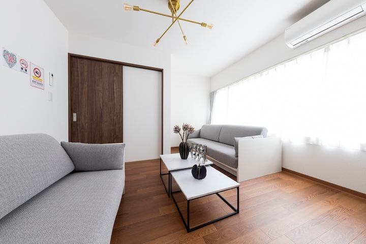 Le salon lumineux est équipé de deux canapés-lits et de la climatisation, ce qui le rend confortable pour se reposer et dormir.
Le salon lumineux est équipé de la climatisation et de deux canapés-lits, ce qui le rend adapté au repos et à la chambre.