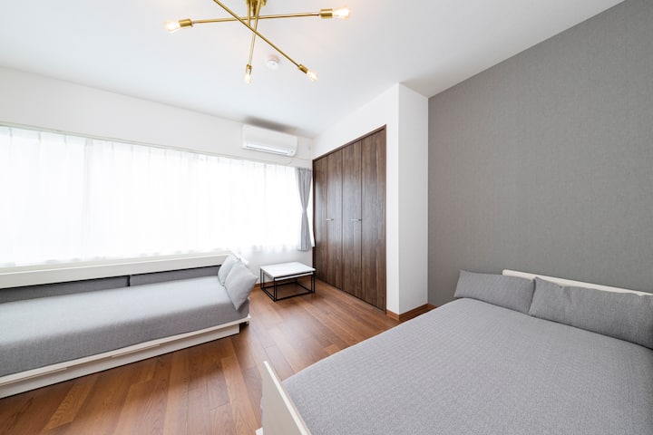 Le salon lumineux est équipé de deux canapés-lits et de la climatisation, ce qui le rend confortable pour se reposer et dormir.
Le salon lumineux est équipé de la climatisation et de deux canapés-lits, ce qui le rend adapté au repos et à la chambre.