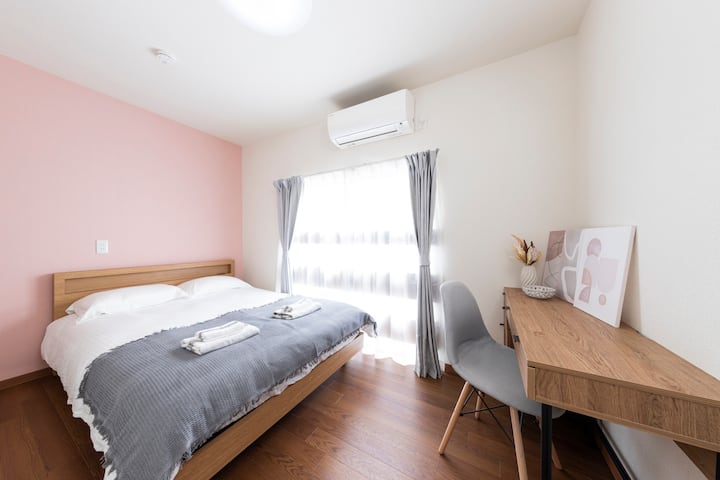 Une chambre lumineuse et élégante avec un lit double, un mur d'accent rose tendre et un bureau, parfaite pour la détente et le travail à distance.
Une chambre lumineuse et élégante.Équipé d'un lit double, d'un mur d'accent rose doux et d'un bureau, c'est un endroit idéal pour se détendre ou travailler à distance.
Chambre lumineuse et élégante avec un lit double, un mur rose tendre avec un bureau, parfaite pour se détendre ou travailler à distance.