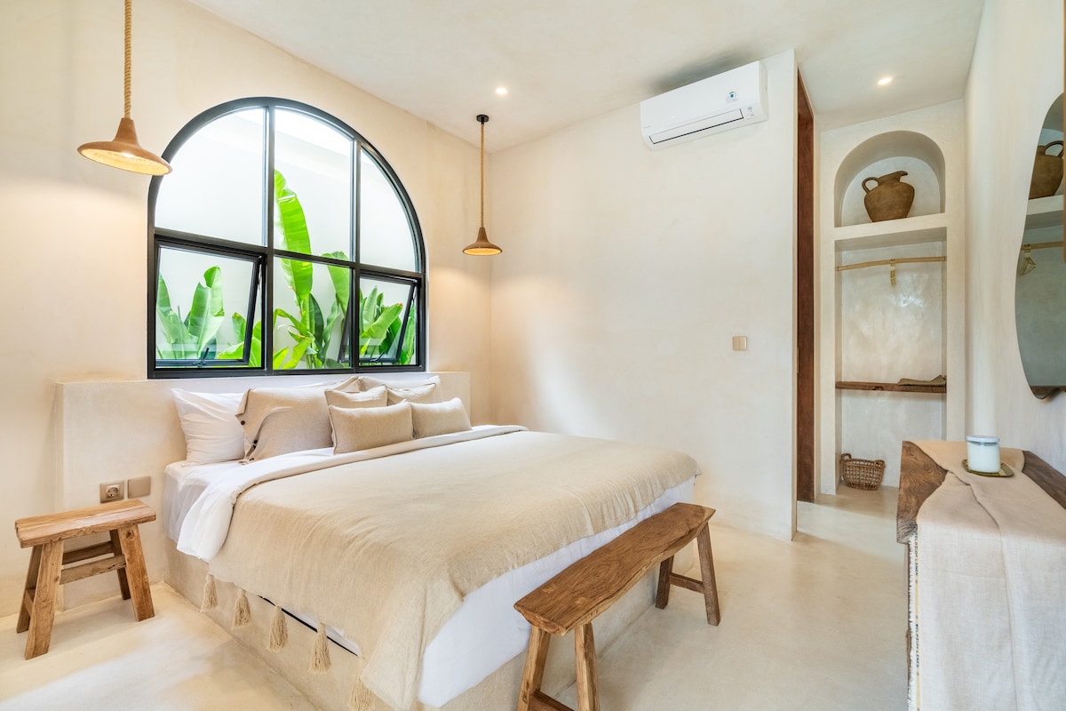 Slaapkamer 1 met een kingsize bed