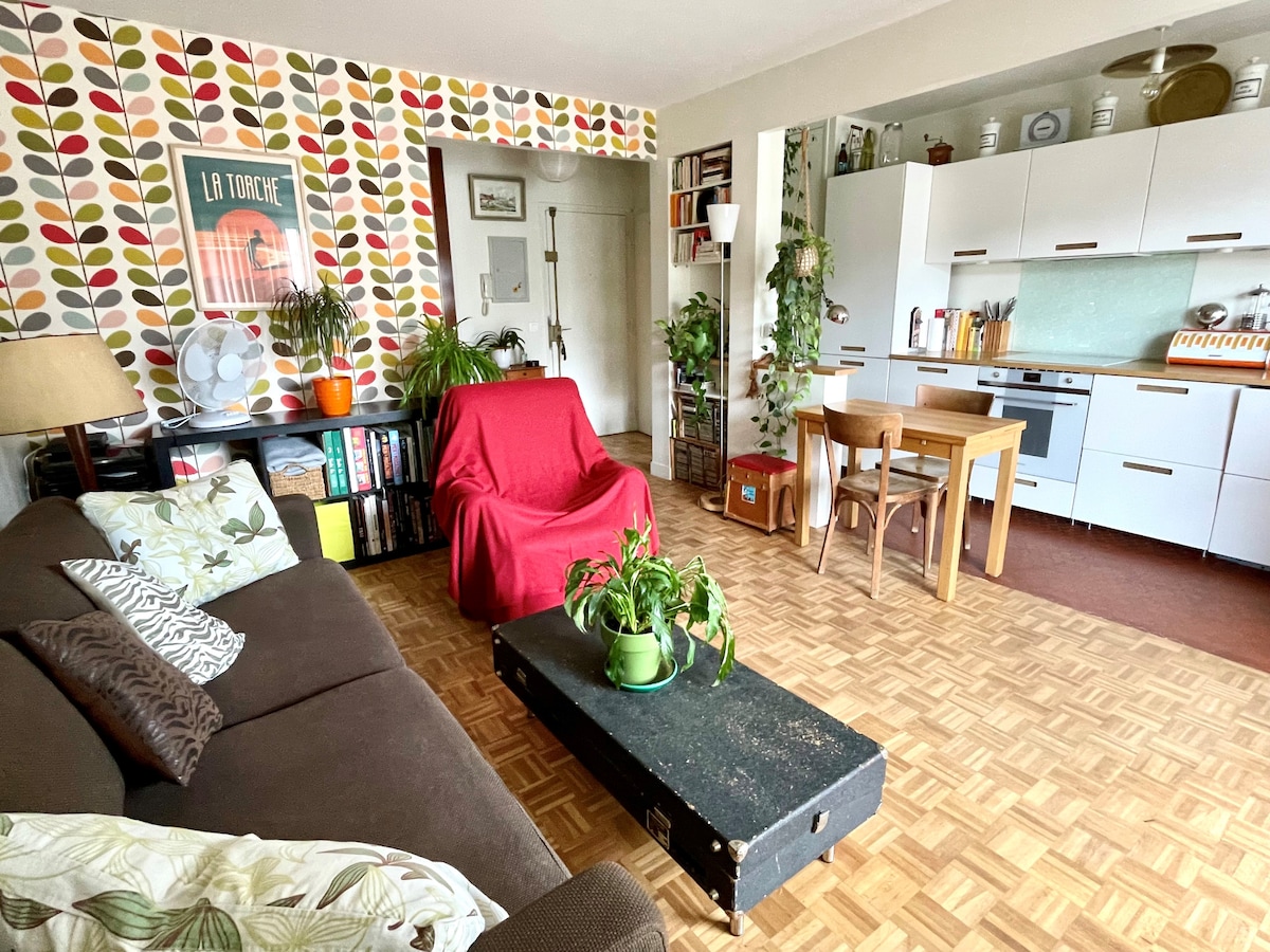 Popular Airbnb listing: "Village" in Bastille : calm, bright, balcony in Paris 12e Arrondissement