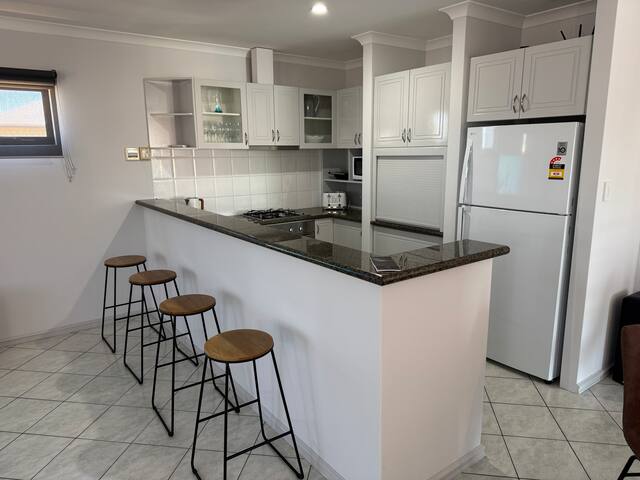 Walk to City Centre and Town Beach gallery image 4