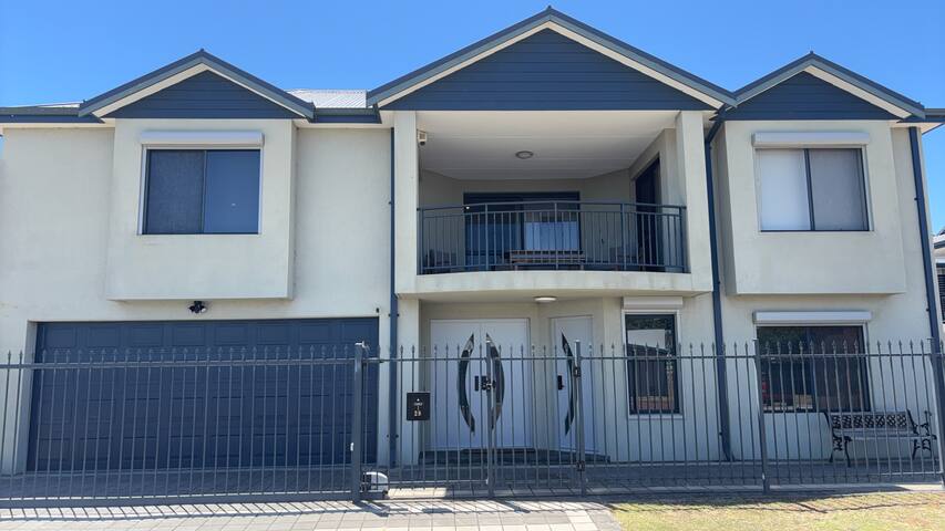 Walk to City Centre and Town Beach gallery image 2