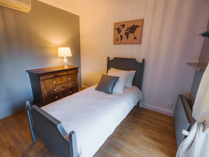 Детско момче: удобен и светол простор, совршен за најмладите да се чувствуваат како дома, со единечен кревет и смирувачки тонови.