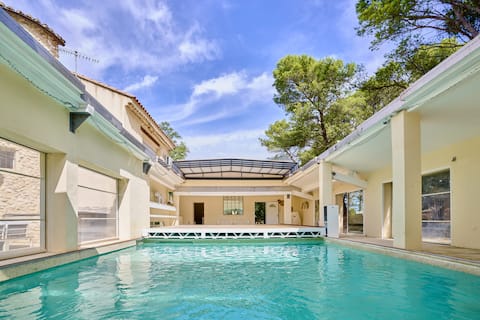 Bastide de Rhodes, Heated pool near Avignon