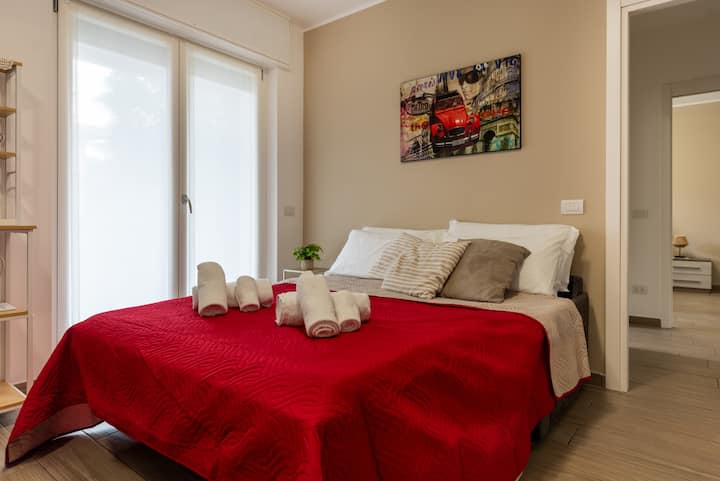 Გასაშლელი ორადგილიანი საწოლი დამატებითი ბალიშებითა და საბნებით 