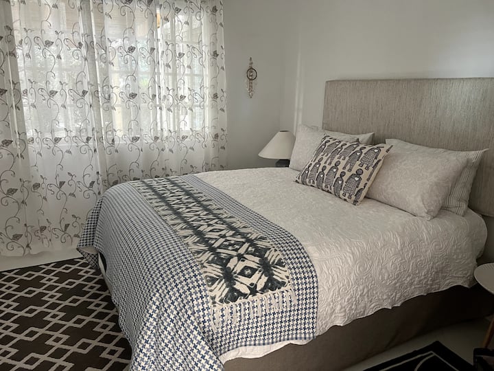 ห้องพักขนาดเล็กกว่ามีเตียงขนาดควีนไซส์และตู้เสื้อผ้า ห้องน้ำแยกออกจากห้องนอนและยังทำหน้าที่เป็นห้องน้ำสำหรับแขกด้วย