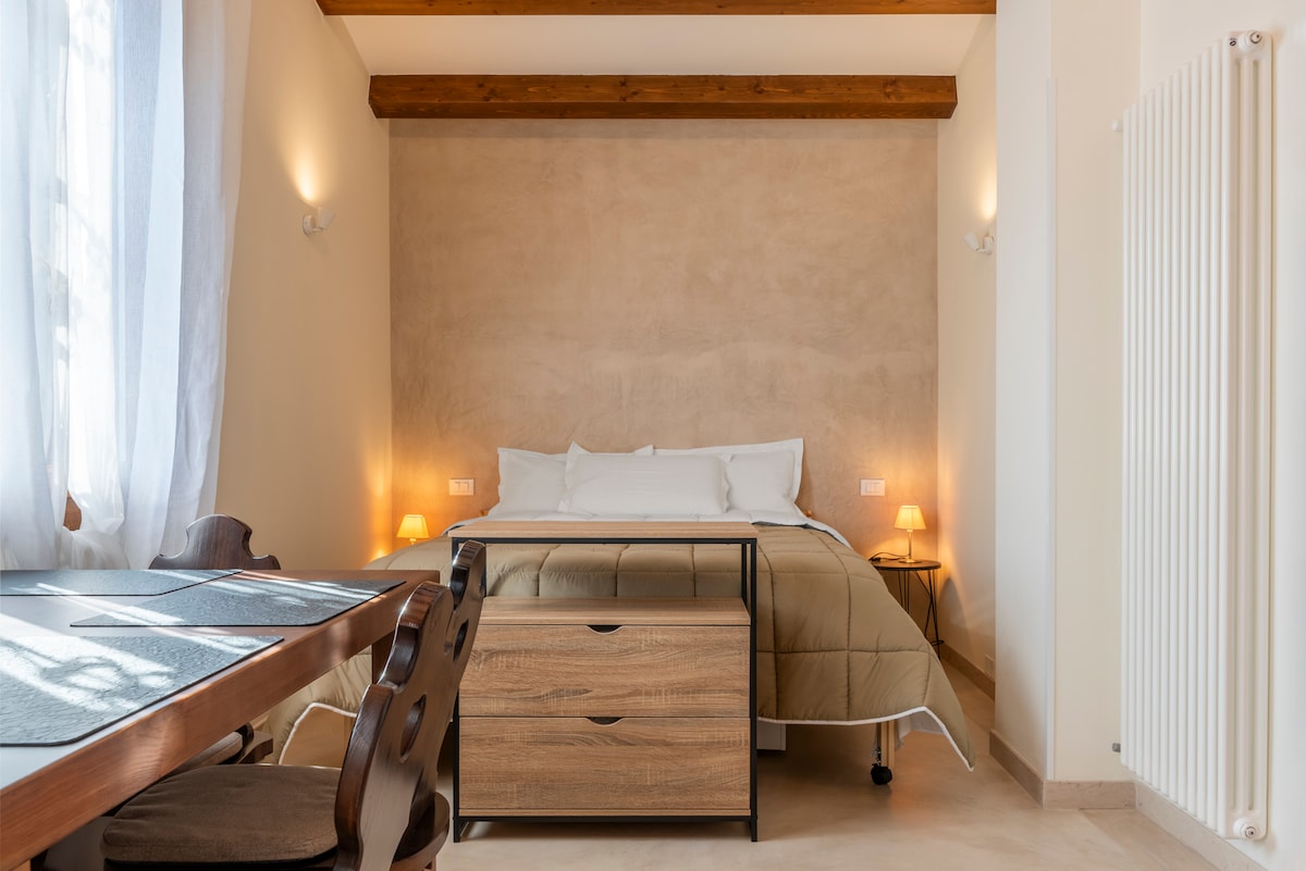 Ოთახი ფართოა, ნათელი და აღჭურვილია ორადგილიანი საწოლით (160სმ x 190სმ), ცხელი/ცივი კონდიციონერით, Wi-Fi კავშირით, ბრტყელეკრანიანი ტელევიზორით და ცალკე სამზარეულოთი. 