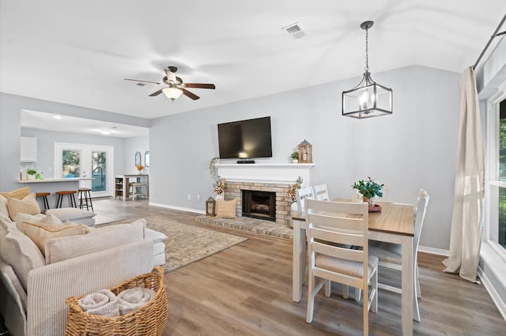 Woodlands Retreat With Pool & Game Room - The Woodlands, TX