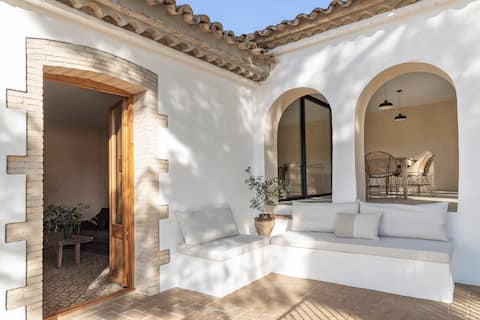 Manor house between vineyards, 35’ from Barcelona