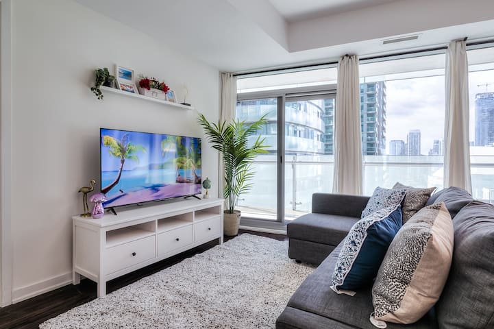 50% off Monthly 2BR CN Tower & Lake View Condo