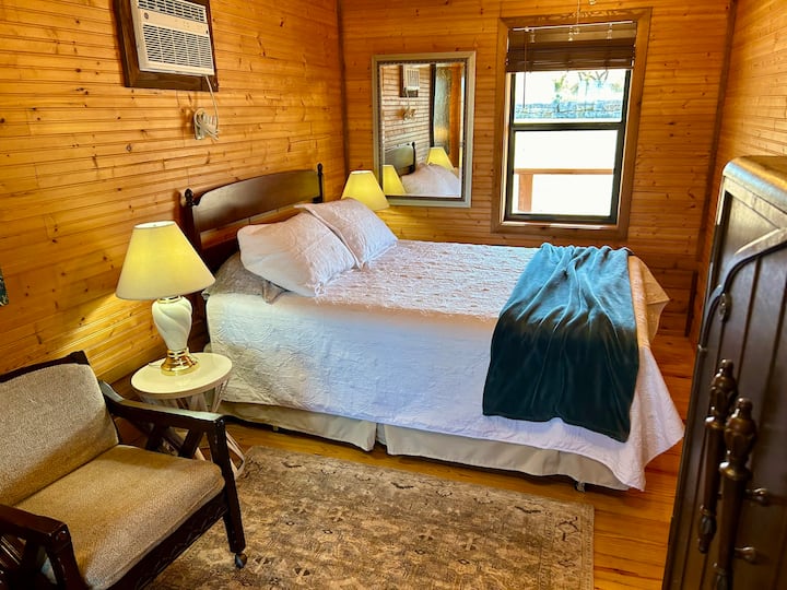 El tercer dormitorio está adjunto, pero a través de una pasarela desde la sala de estar es tan agradable y privado.  La unidad de aire acondicionado es ideal para el verano y un calentador portátil disponible durante el invierno.