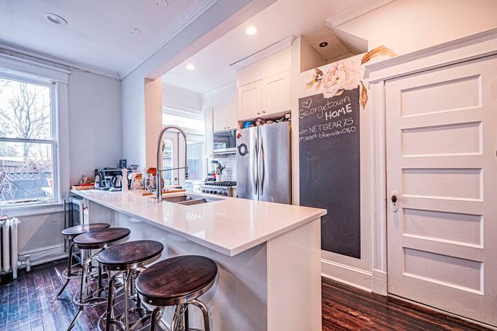 Charming Historic Georgetown Townhome gallery image 4