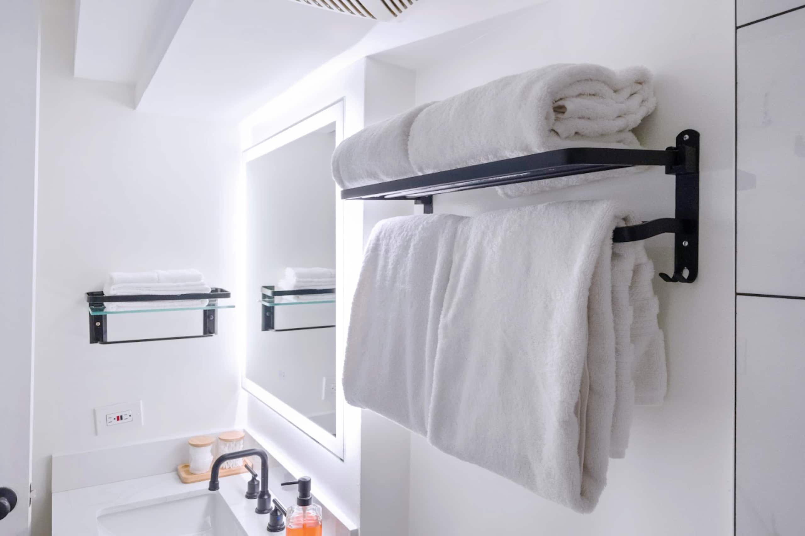 Exquisite Renovated Modern Studio-Central Waikiki - Image 22