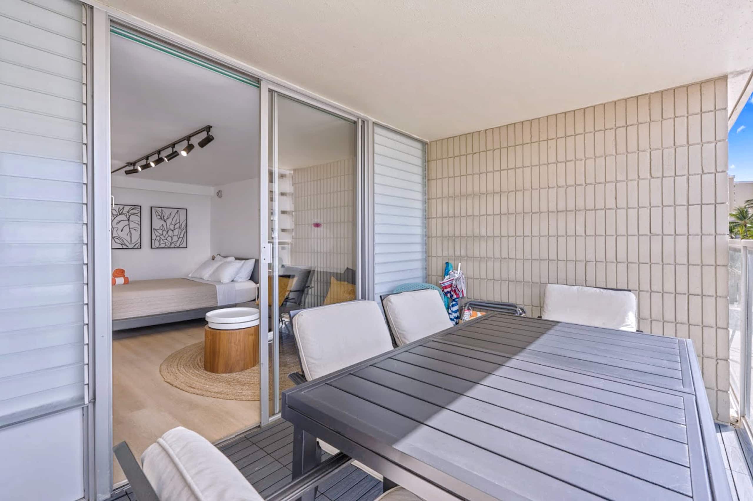 Exquisite Renovated Modern Studio-Central Waikiki - Image 27