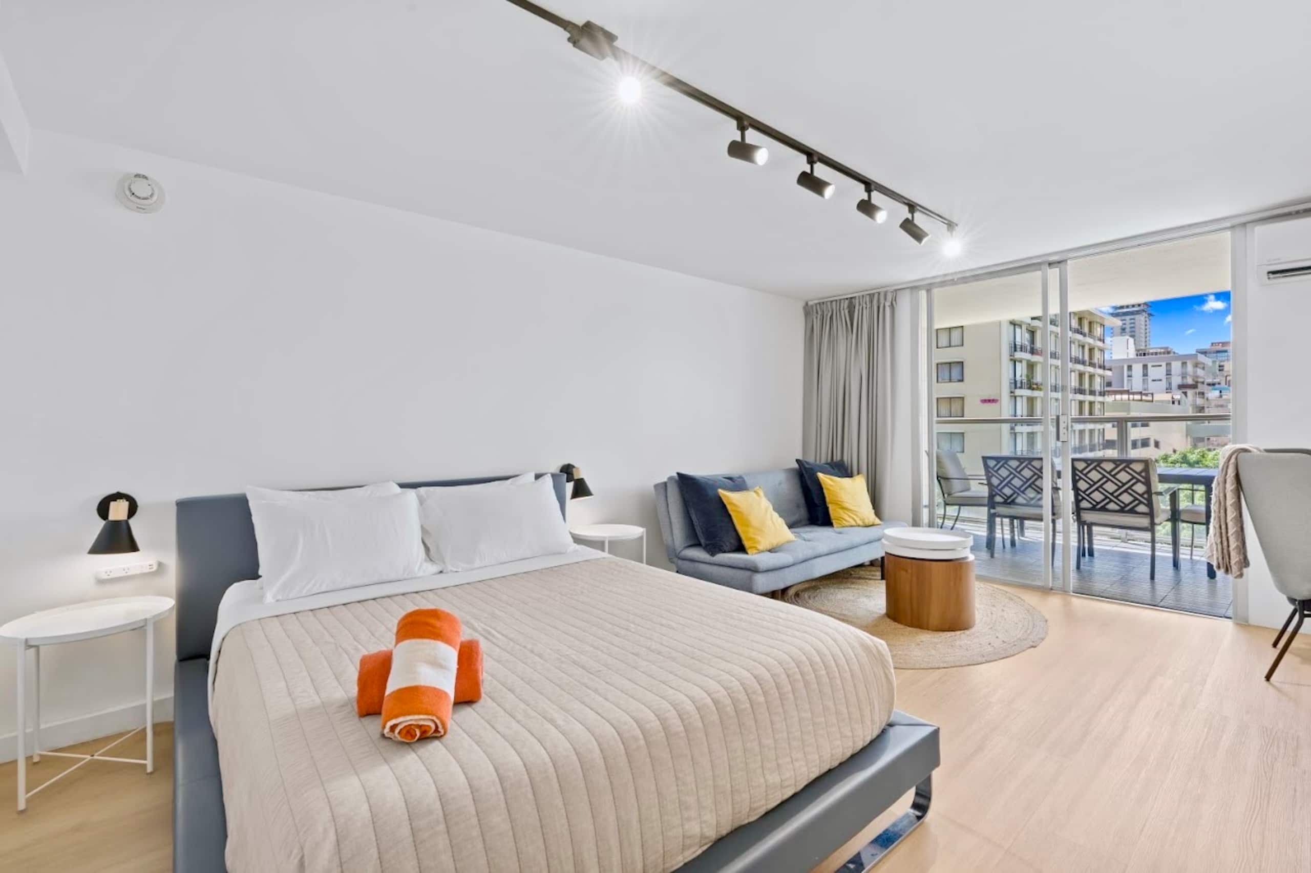 Exquisite Renovated Modern Studio-Central Waikiki - Image 5