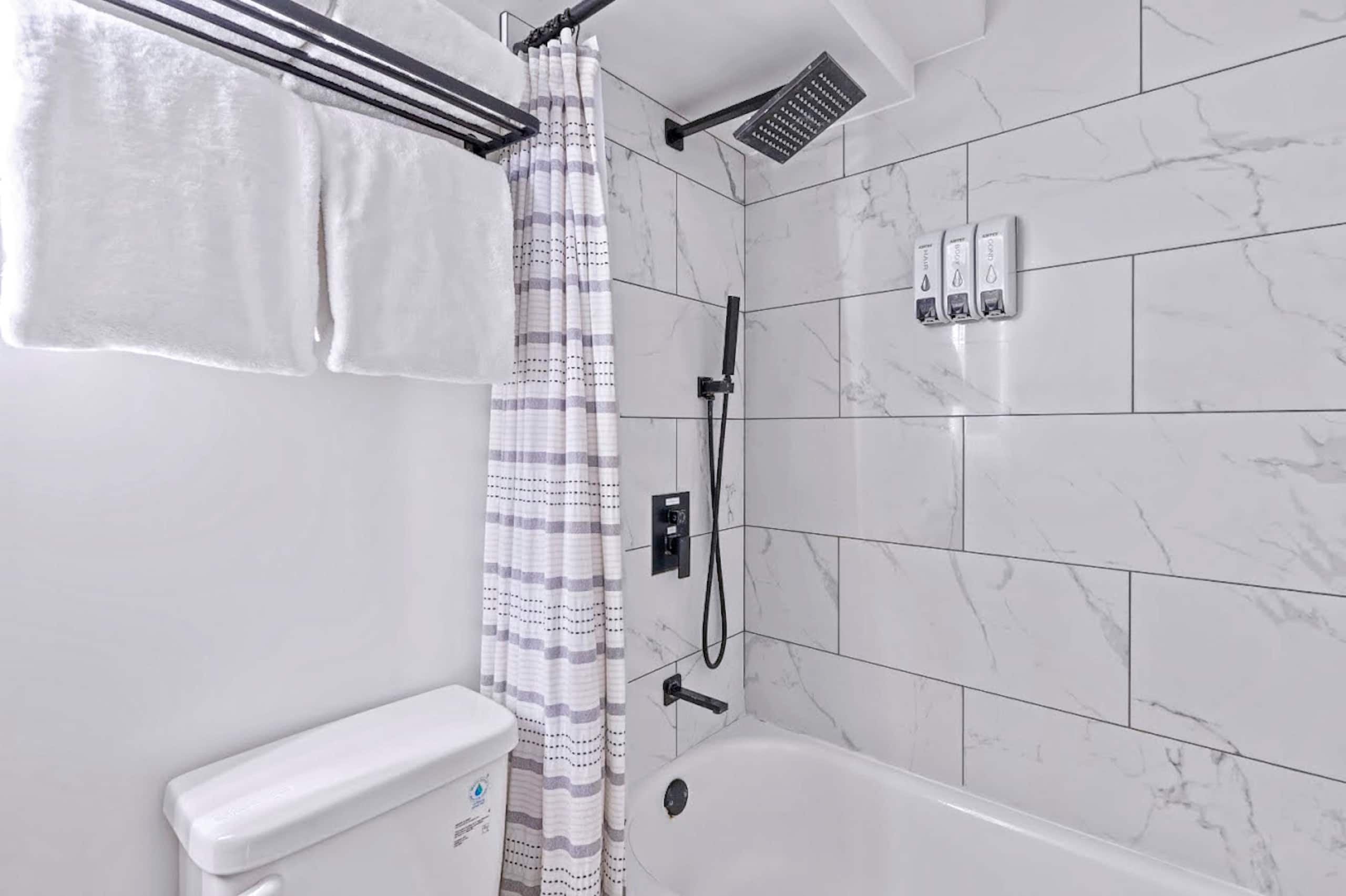 Exquisite Renovated Modern Studio-Central Waikiki - Image 24