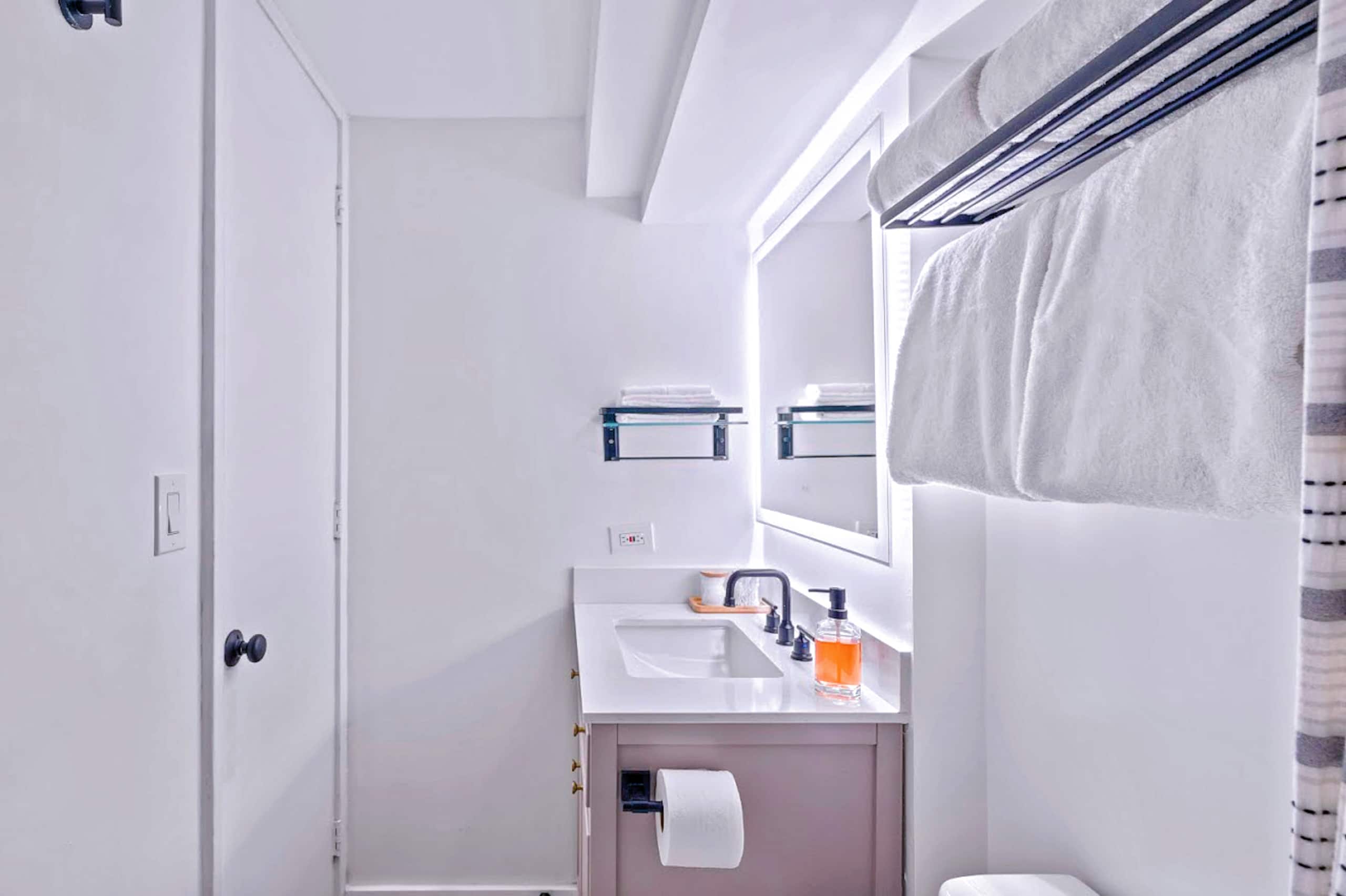 Exquisite Renovated Modern Studio-Central Waikiki - Image 21