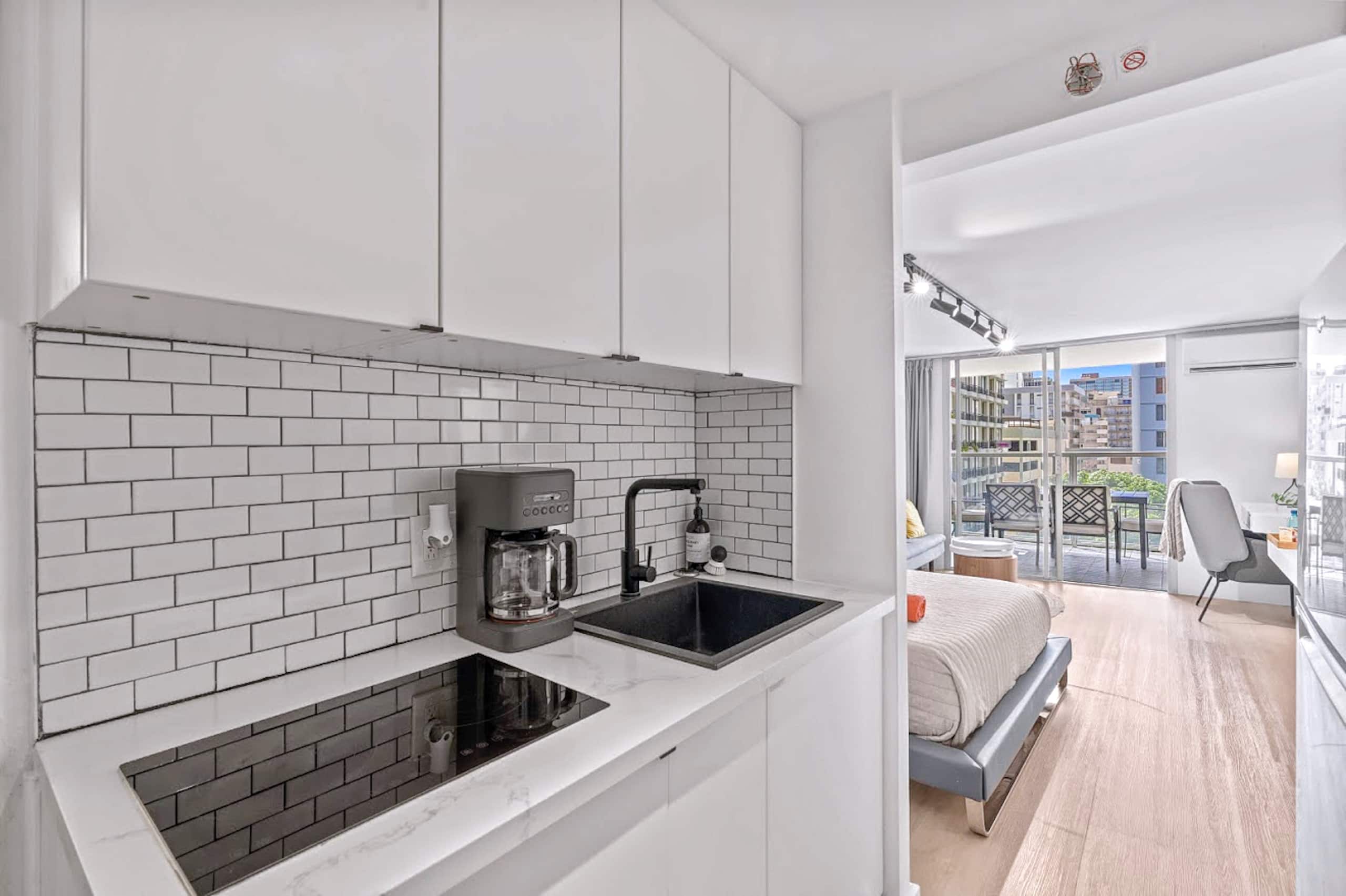 Exquisite Renovated Modern Studio-Central Waikiki - Image 13