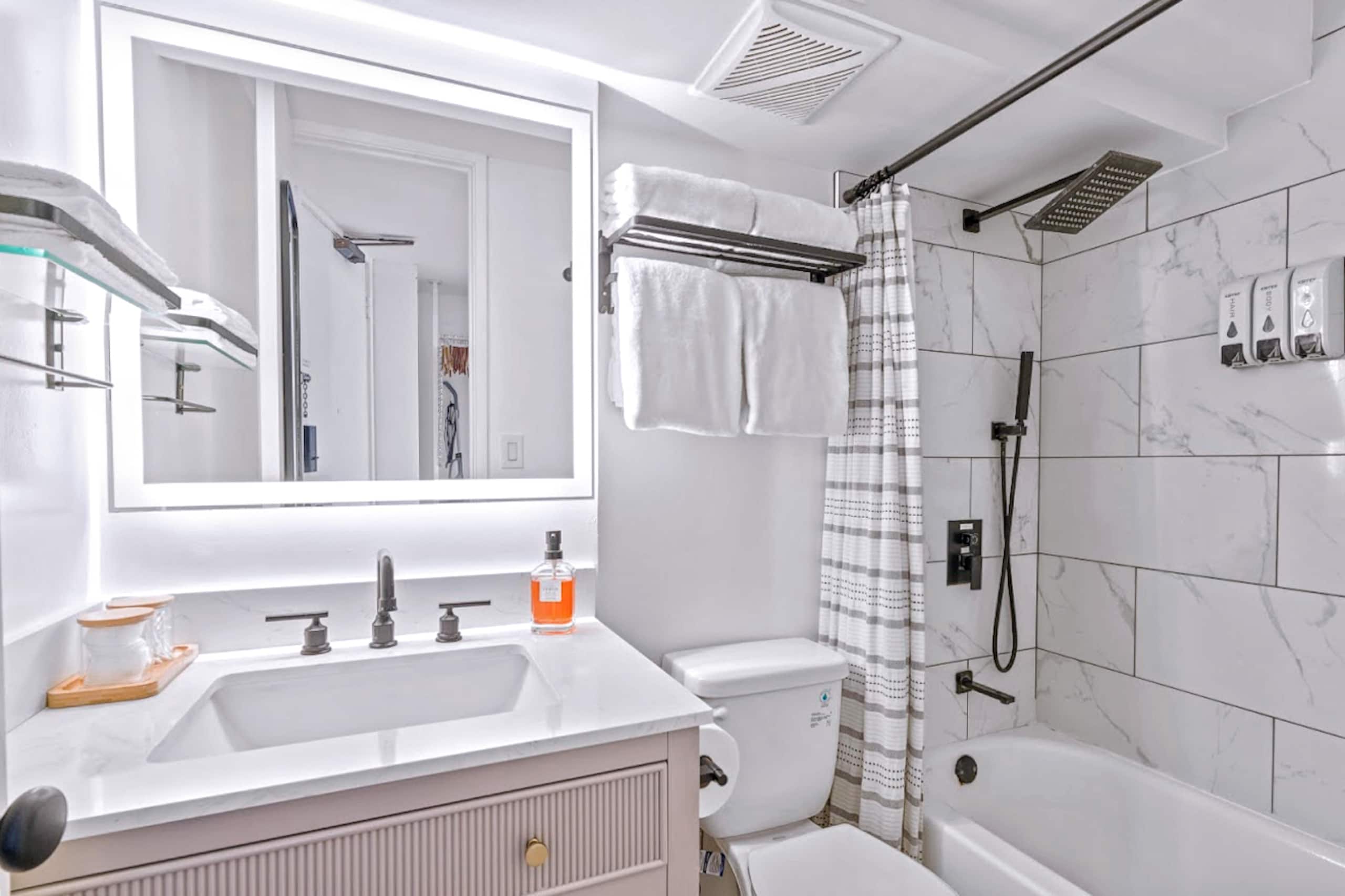 Exquisite Renovated Modern Studio-Central Waikiki - Image 20