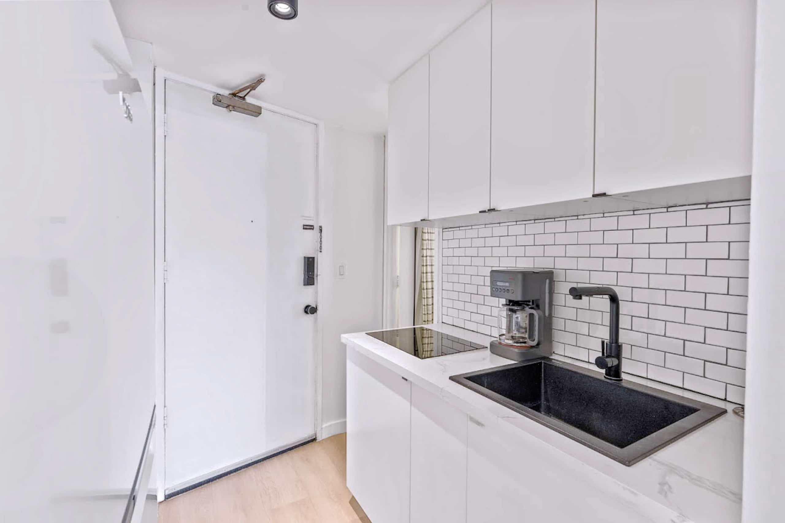 Exquisite Renovated Modern Studio-Central Waikiki - Image 10