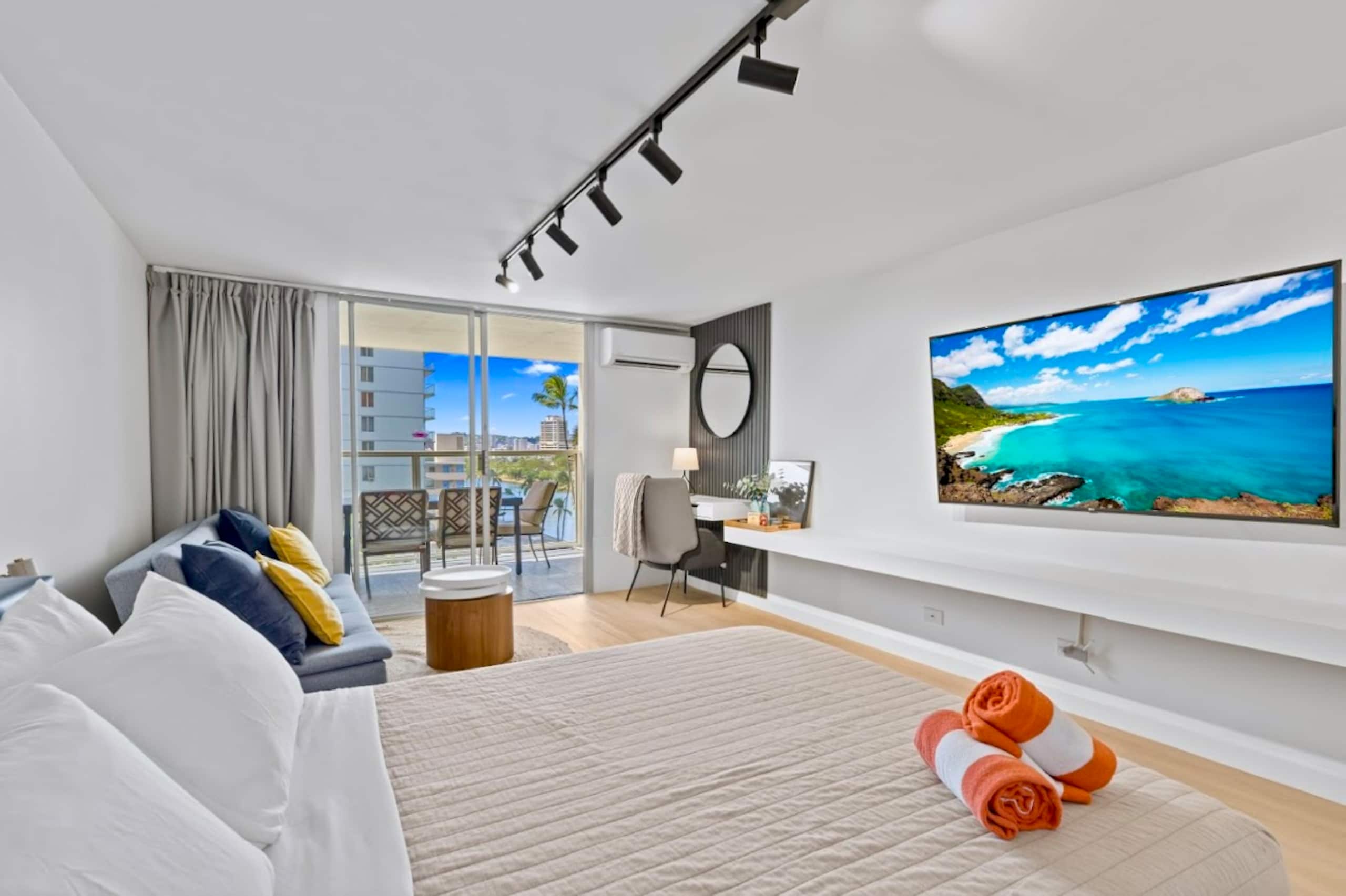 Exquisite Renovated Modern Studio-Central Waikiki - Image 1