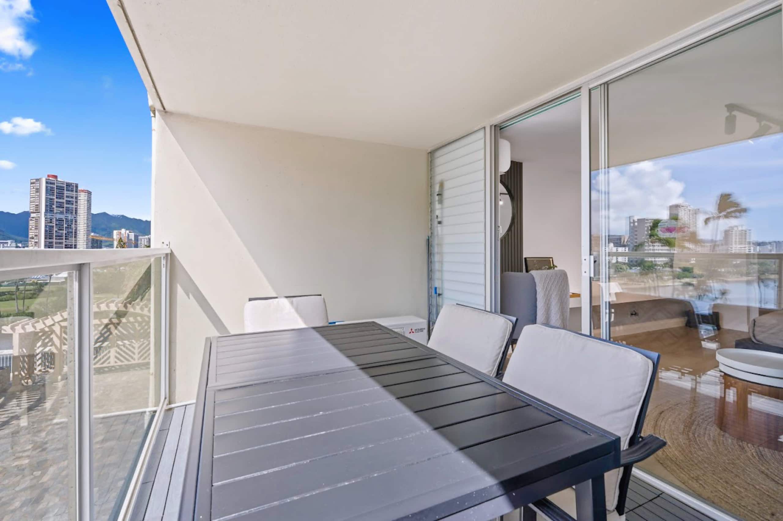 Exquisite Renovated Modern Studio-Central Waikiki - Image 28