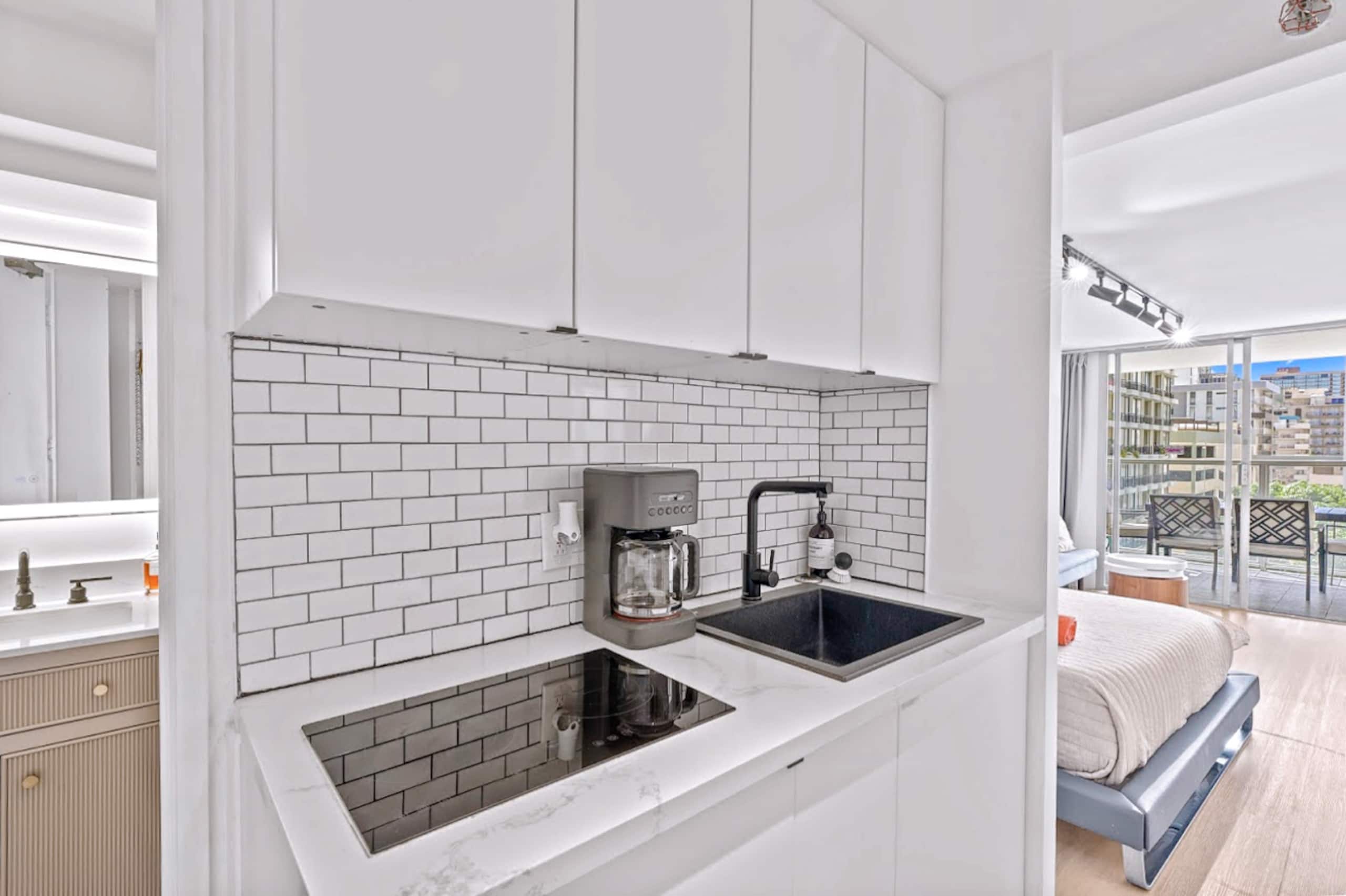 Exquisite Renovated Modern Studio-Central Waikiki - Image 9