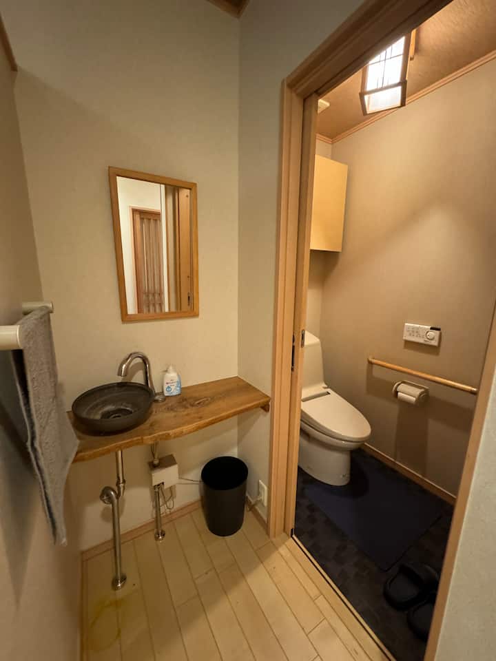 1階の洗面とトイレです。