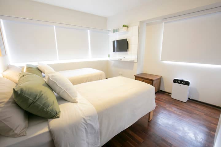 חדר שינה עם שתי מיטות יחיד, יכול להצטרף כמו קינג זיז, אם תבקשו