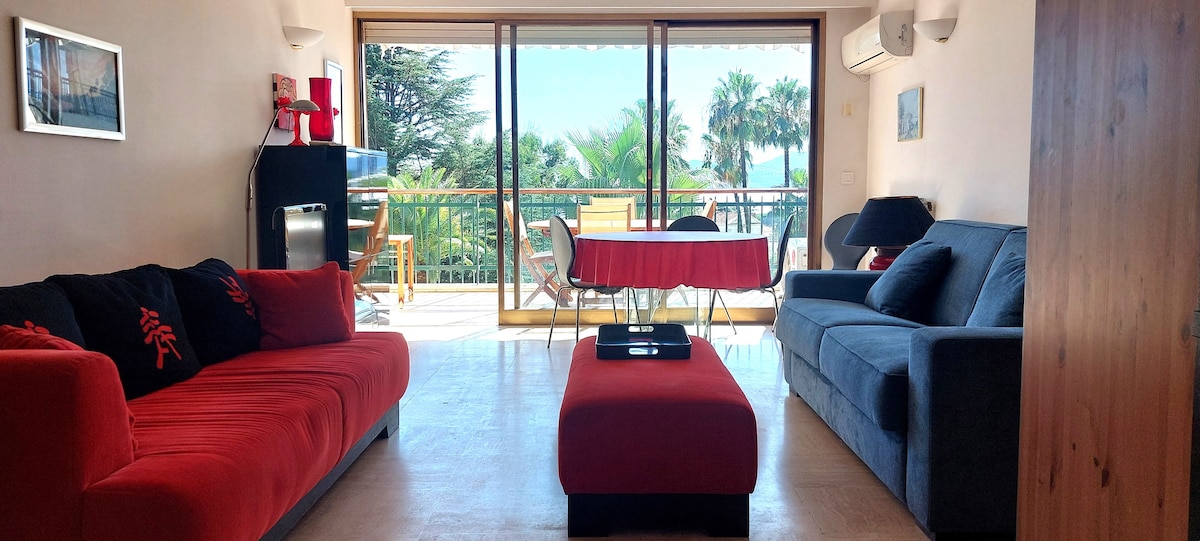 Sala de estar con sofá cama y vistas al mar.