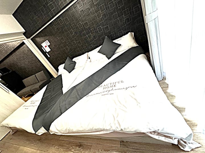 Mwangaza wa upole unaingia kwenye chumba cha kulala kutoka kwenye veranda.
Pia tulikubali mlango mkubwa ulio wazi wenye vipande viwili ulio na agizo maalumu ili kuunda hisia ya kutolewa kwenye chumba cha kulala!Inakuja na kichocheo cha kiotomatiki ambacho hufungwa kwa upole.Ijaribu
Nilijaribu kuangazia sakafu laini ya nafaka ya mbao kwa kutumia karatasi nyeusi ya ukutani.Nadhani kitambaa cha kitanda cha kijivu na mito pia ni sahihi.