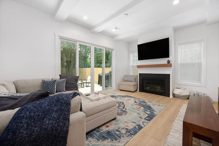 Clt | Sleeps 10 | Fenced Yard + Firepit | Garage - Charlotte, NC
