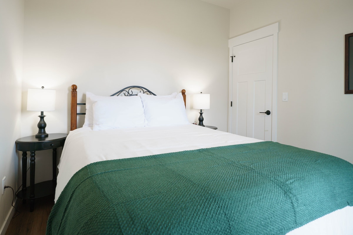 ห้องนอน 2: เตียงควีนไซส์ ที่นอนเมมโมรี่โฟมดรีมคลาวด์พรีเมียม โต๊ะข้างเตียง โคมไฟ สายชาร์จโทรศัพท์ ผ้าม่านบล็อกแสง พัดลมเพดาน ชั้นวางกระเป๋าเดินทาง ถังซักผ้า ไม้แขวนเสื้อผ้าในตู้เสื้อผ้า
