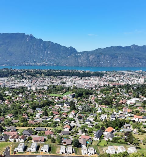 New 3-bedroom lake-view villa, garden and parking