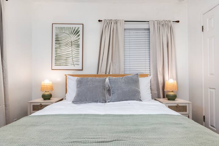 West LA Escape – Stylish & Cozy Stay gallery image 3