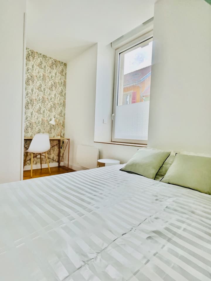 Esta habitación, con un elegante escritorio, es ideal para combinar descanso y productividad durante su estadía.