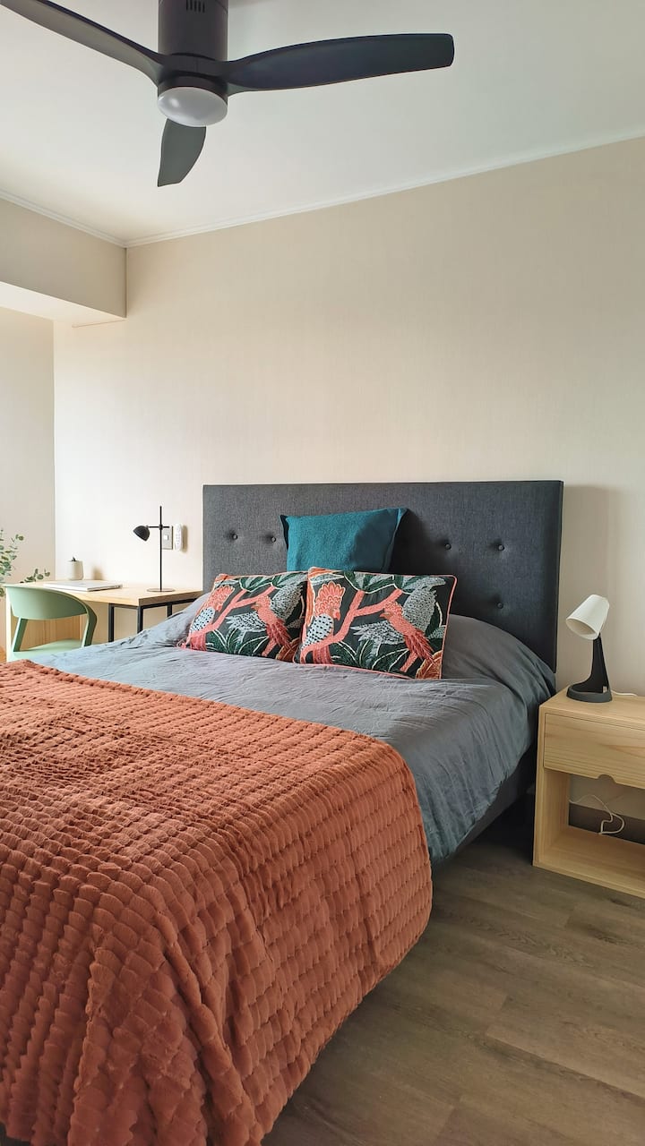 Manželská posteľ. Mäkká bambusová antialergická posteľná bielizeň, prikrývky navyše.