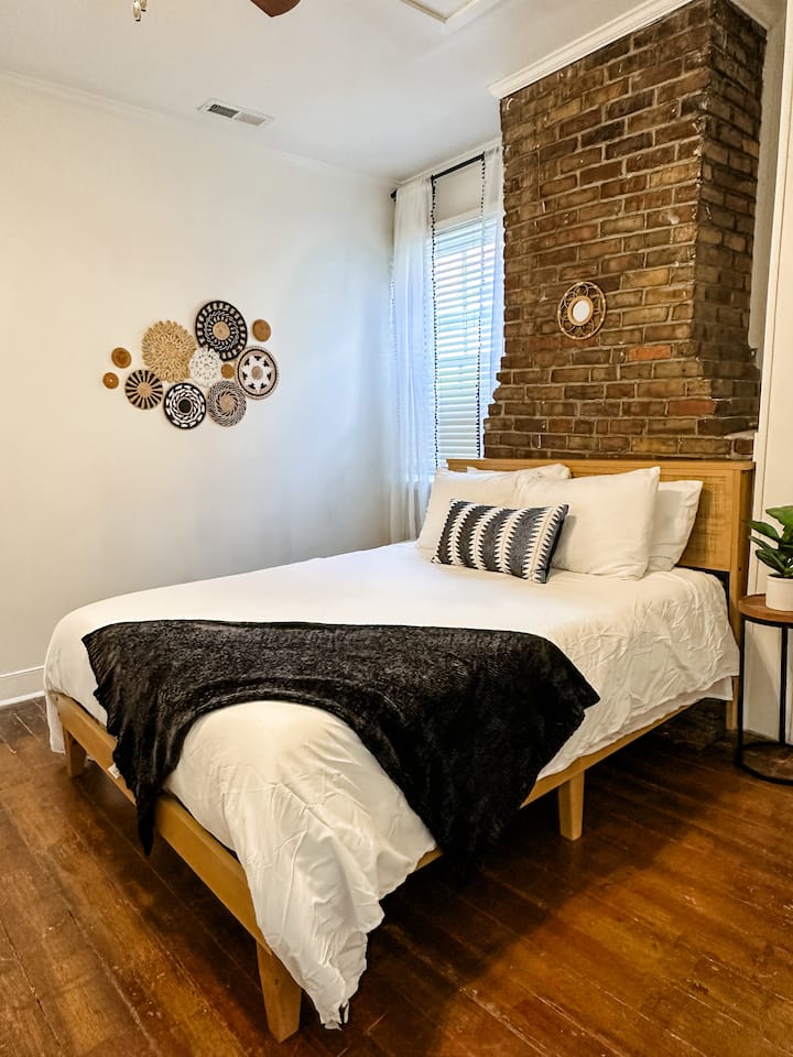 Udobna spavaća soba s originalnim dimnjakom od cigle