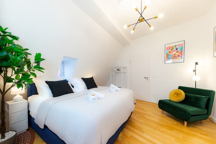 让您尽享舒适的度假胜地！ ！
宽敞的加大双人床（ 1.8米）让您放松身心，睡椅确保灵活性。 享受光线充足的空间，欣赏汉诺威天际线和老城区的壮丽景色。