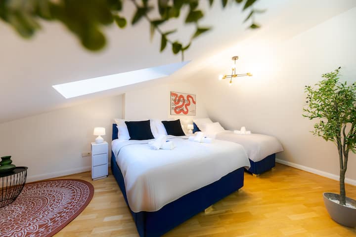 您的舒适度假胜地！
这间卧室配备一张标准双人床（ 1.6米）和一张单人床。 门外有屋顶露台，非常适合在新鲜空气中开始或结束一天。