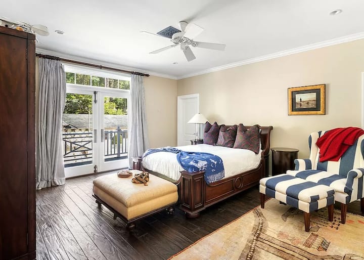 تحتوي غرفة النوم على منطقة جلوس وشرفة. 